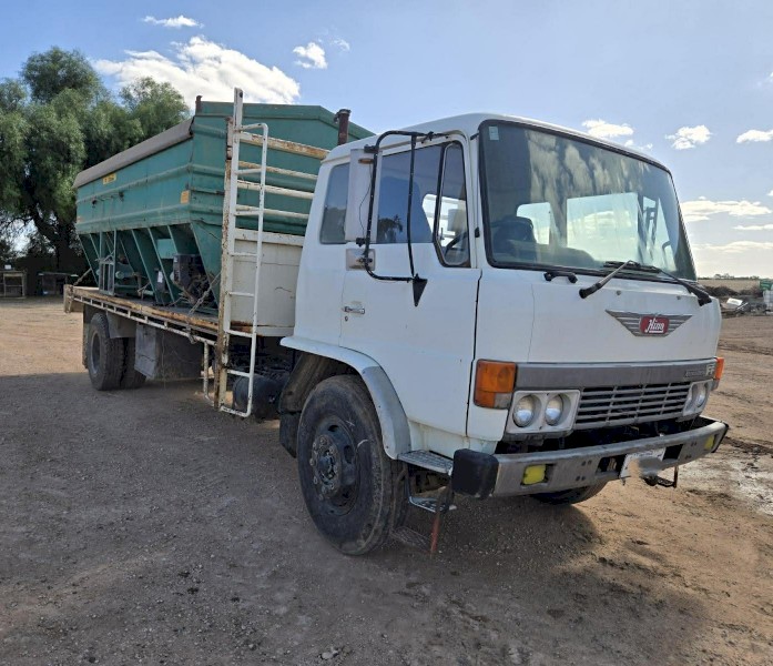 1984 Hino truck