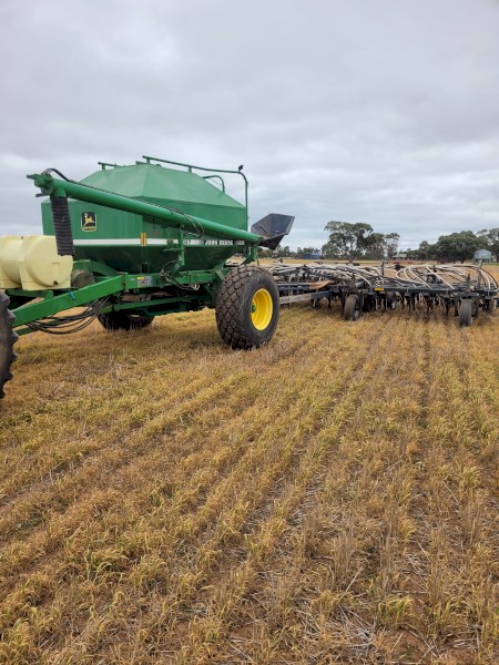 Flexicoil 820 34' Bar and John Deere 687 Cart