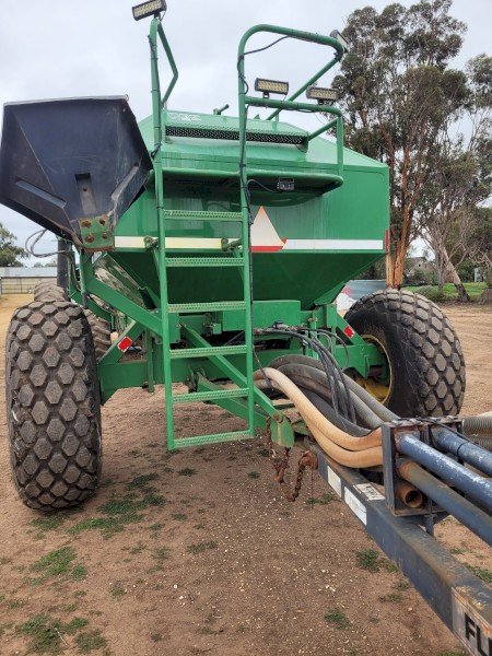 Flexicoil 820 34' Bar and John Deere 687 Cart