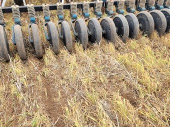 Flexicoil 820 34' Bar and John Deere 687 Cart