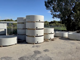CLEARANCE!  1.94m diameter / 1400Lt Round Concrete Troughs - minor damage