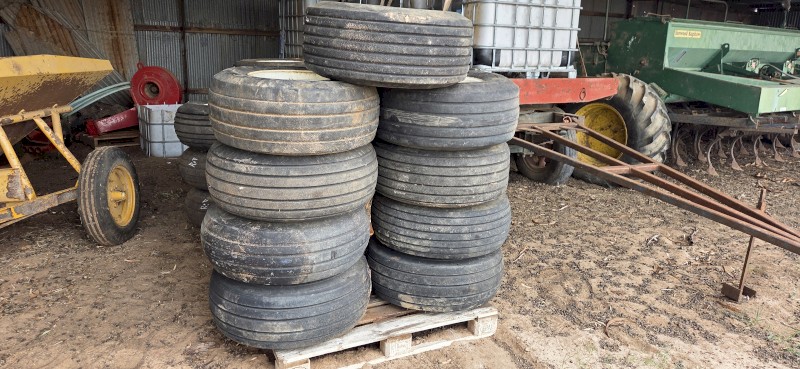Tyres and rims 12.5L-15FI