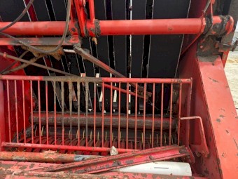 Massey Ferguson 1560 Round Baler