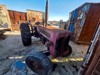 International B414 Tractor