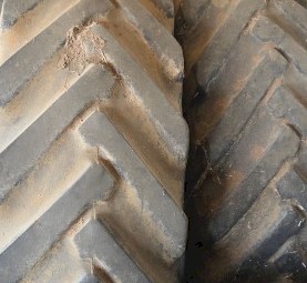 2x 18.4-R42 tyres on case magnum rims