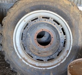 2x 18.4-R42 tyres on case magnum rims