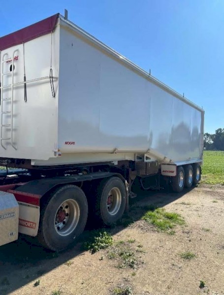 2022 Moore Chassis Tipper