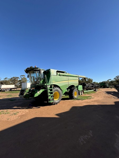 2015 John Deere S690 Header