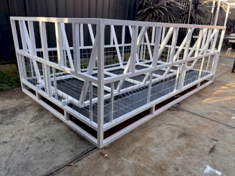 Cattle hay bale feeder
