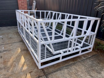 Cattle hay bale feeder
