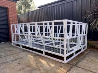 Cattle hay bale feeder