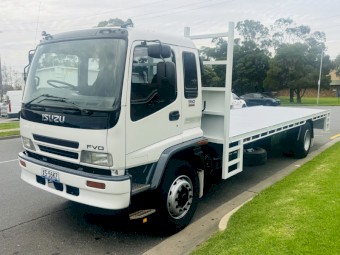 ISUZU FVD950! 2003! 7.6M STEEL TRAY! RINGFEEDER TOW BAR! 