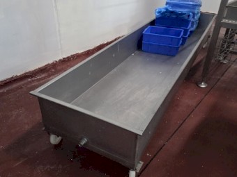STAINLESS STEEL TABLE WITH WHEELS