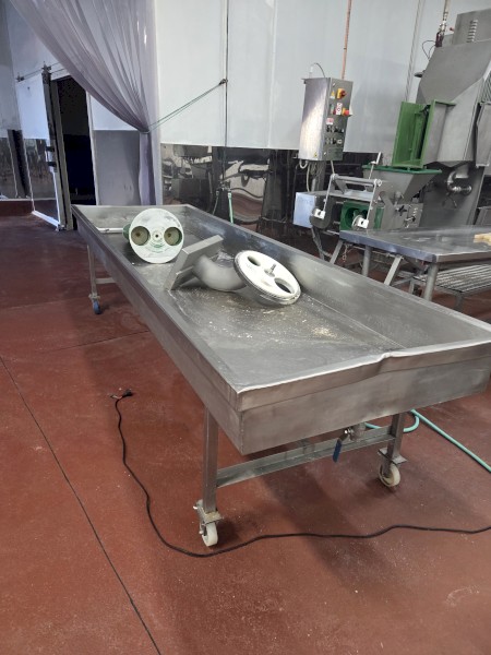 STAINLESS STEEL TABLE 