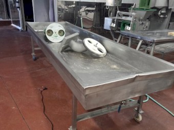 STAINLESS STEEL TABLE 