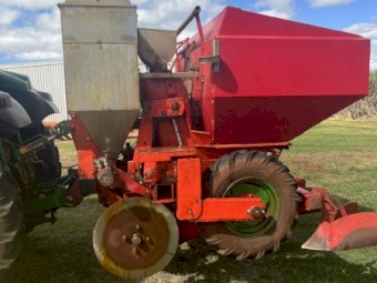 2 ROW POTATO PLANTER 