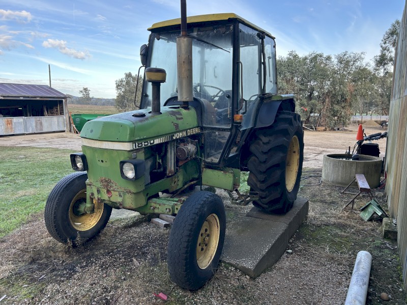 John Deere 1850 Tractor