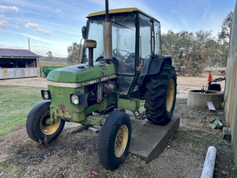 John Deere 1850 Tractor