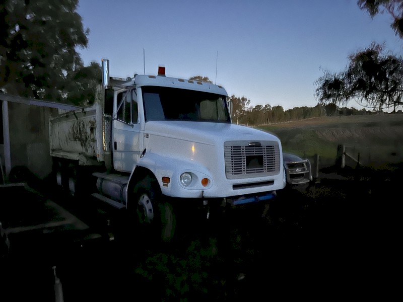 1995 Freightliner fl112 bogie tipper 400 hp m11 Cummins 13 speed 