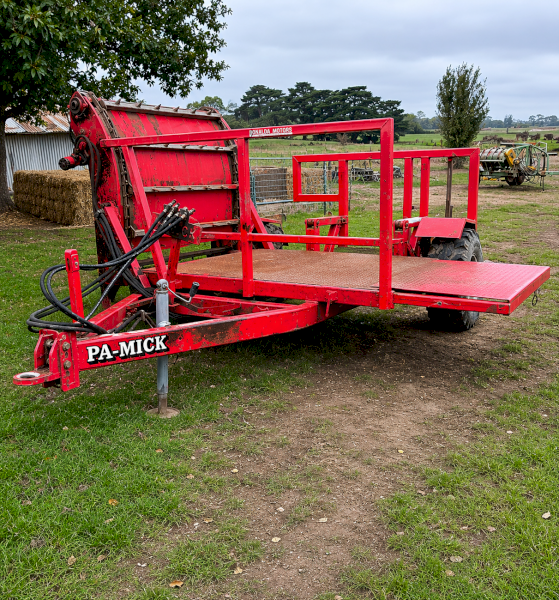 PA-MICK Bale Feeder