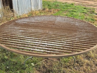Rotary wool classing table