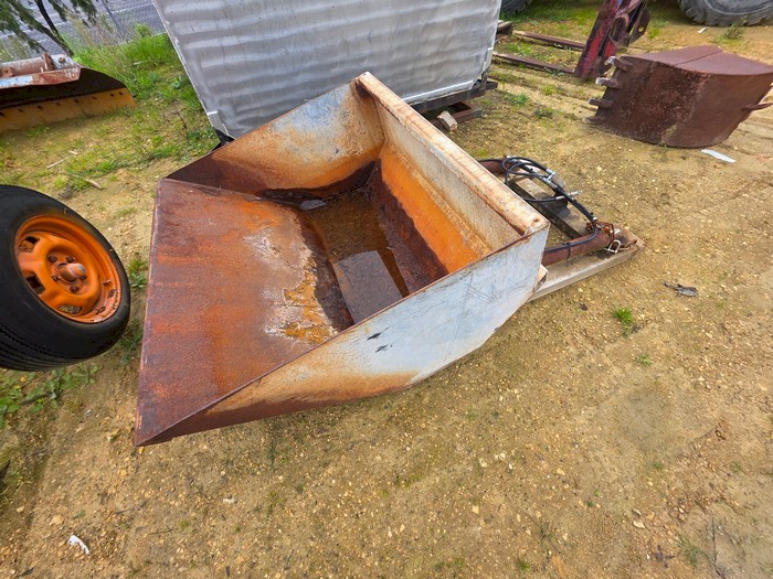East West Engineering Hydraulic Dirt Bucket Forklift Attachment