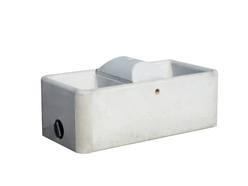 Rectangle 4ft Stockyard Water Trough . 130Lt capacity. Comes with float valve and float cover.