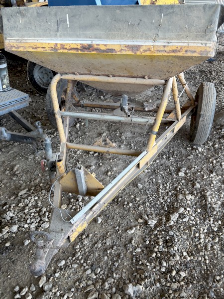 Mobile sheep feeder with actuator