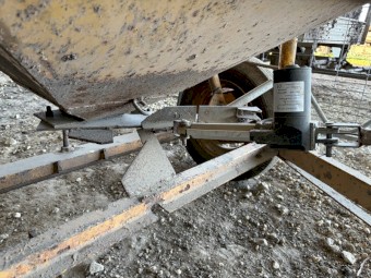 Mobile sheep feeder with actuator