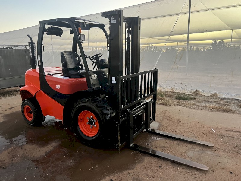2023 CPCD30Y Red Forklift