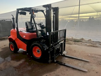 2023 CPCD30Y Red Forklift