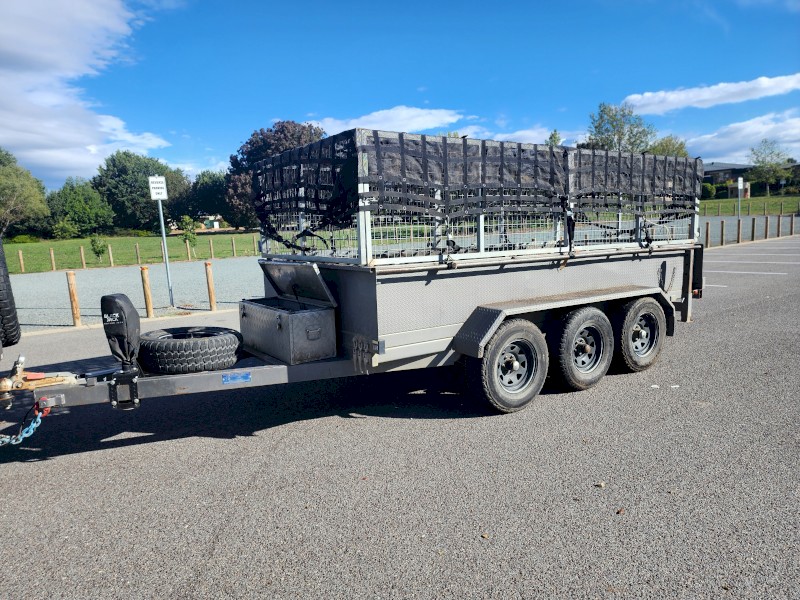 Tri-Axle TIPPER TRAILER with 900mm cage 2022