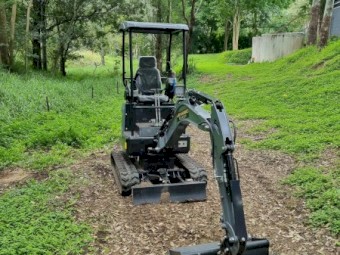 Jay-Hawk 1.4 tonne Excavator with Attachments