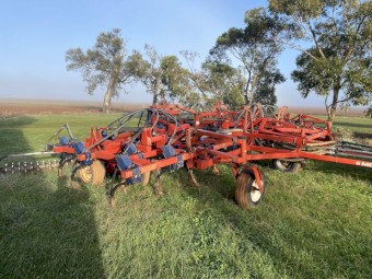 NH (Flexicoil) SC 180 & Morris Concept 2000 Air Seeder
