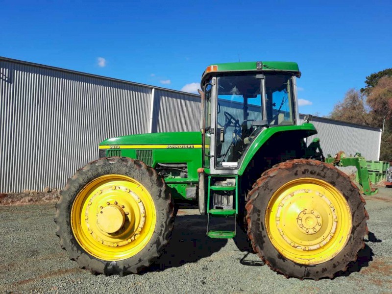 John Deere 7410 