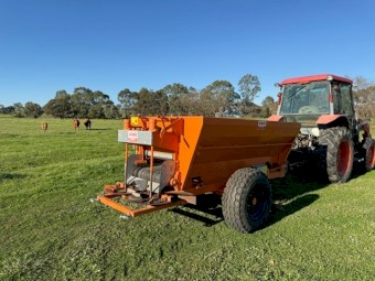 Agware AC3006 Approx. 2-Tonne Hydraulic Belt Fertiliser Spreader — Exceptional Condition