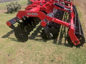 ROCCA Compact Speed Discs 4m Cutting Width Model ST-400L With 2 Hydraulic Crumble Rollers