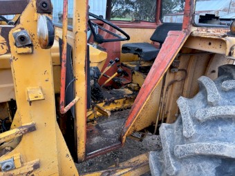 Renault 551 front end loader runs well power steering hayforks bucket and rear counterweight 