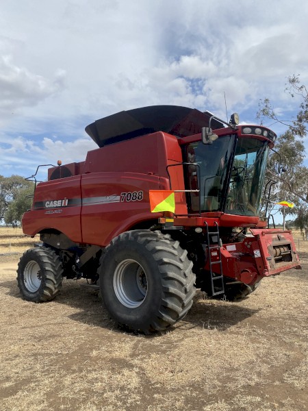 2011 Case IH 7088 Header with 40Ft 2152 Front