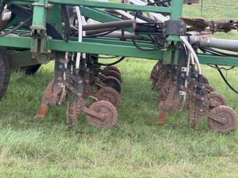 2005 Ausplow D300-32 DBS N Series 32ft Bar with 9000L Air Cart