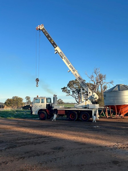 International ACCO 1930A Truck Mounted Steelweld LS20 Crane