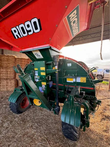 Richiger 10ft silo bag loader R1090