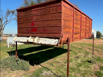 Ford 900 Louisville Truck with Grouper and Grain Bin
