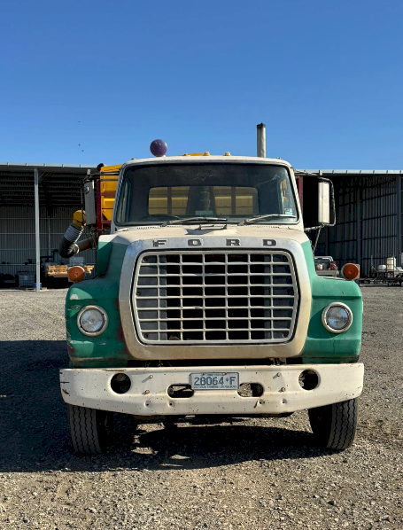 Ford 900 Louisville Truck with Grouper and Grain Bin