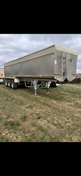 Semi tri axle tipper 
