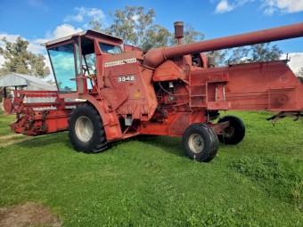 Massey Ferguson 3342 header circa 1981-82 with pickup and comb fronts
