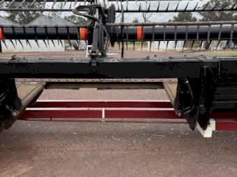 2011 MacDon D60 Windrowing Front 30ft