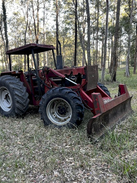 1990 Case IH 885 Tractor with Nell Angle Blade
