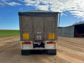 2007 International Eagle 7600E Truck and 2014 Rhino Tipper Trailer