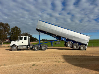 2007 International Eagle 7600E Truck and 2014 Rhino Tipper Trailer